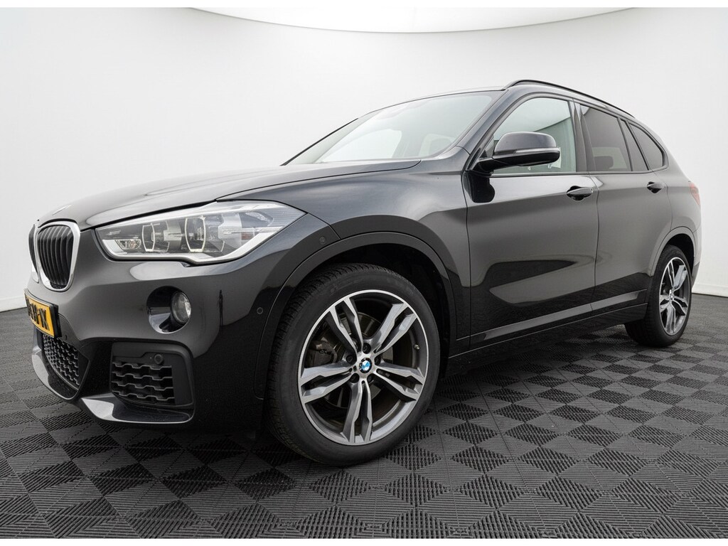 BMW X1 sDrive20i 192pk Executive, M Sport | Pano | CarPlay | Hud
