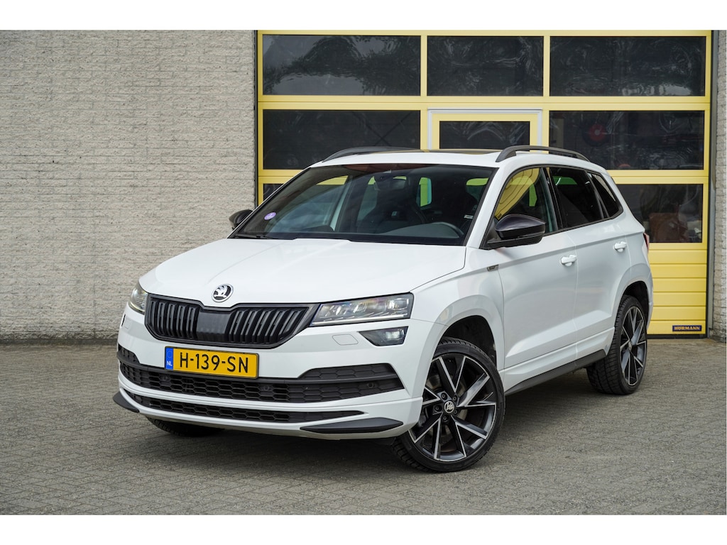 Skoda Karoq 1.5 TSI ACT 150PK! Automaat Sportline Business BJ2020 Lmv 19" | Led V+A | Pdc | Keyless | Panoramadak | Elek. achterklep | Verwarmde voorruit | Achteruitrijcamera | App-Connect | Navi | Virtual cockpit | Dashboard verlichting | Verwarmde voorstoelen