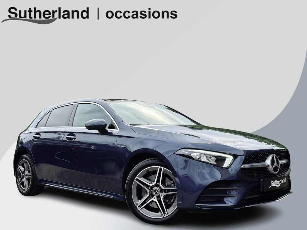 Mercedes-Benz A-klasse 250 e AMG Line 217 PK | Panoramadak | Stoelverwarming | SOH 93,9% | Sportstoelen | Groot Scherm | Camera | 18 Inch