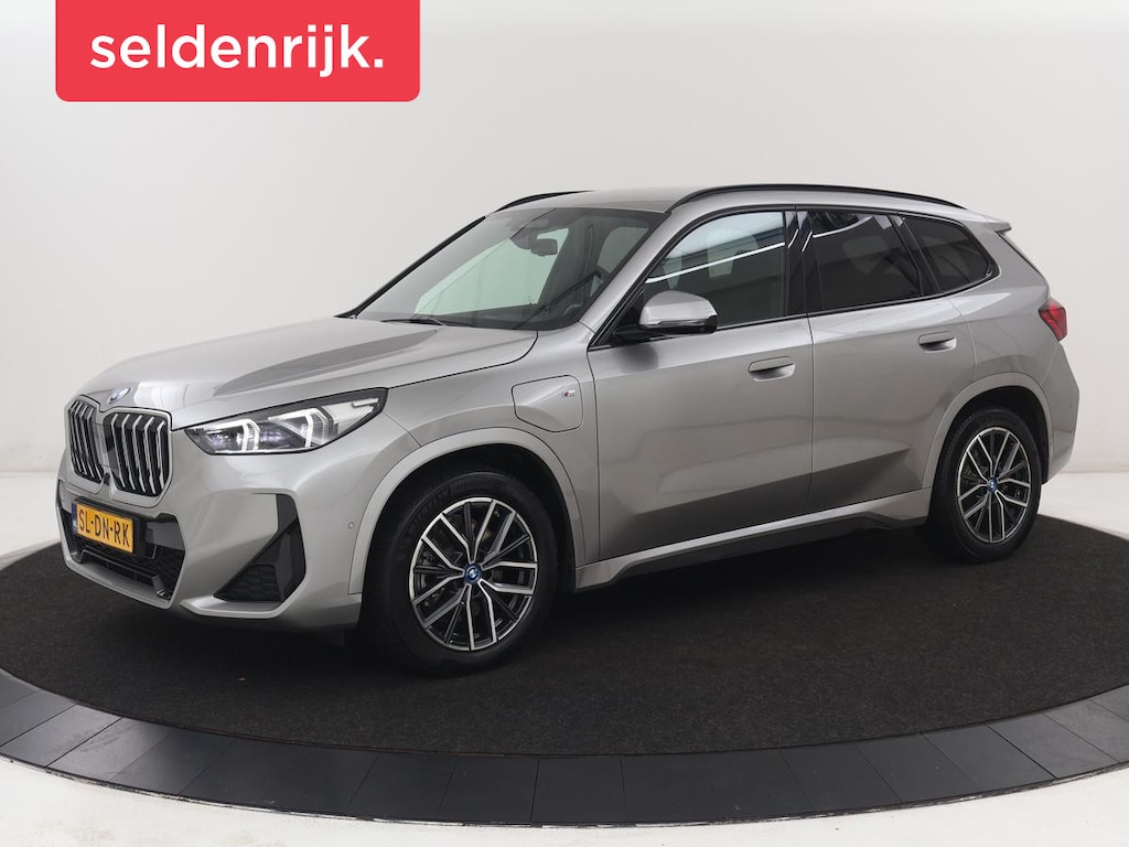 BMW X1 xDrive25e M Sport | SOH 93% | Head-Up | 360 Camera | Stoelverwarming | Trekhaak | Adaptive cruise | Leder/Alcantara | Keyless | Carplay | Side Assist | Adaptief LED | Sportstoelen | PHEV | Plug In