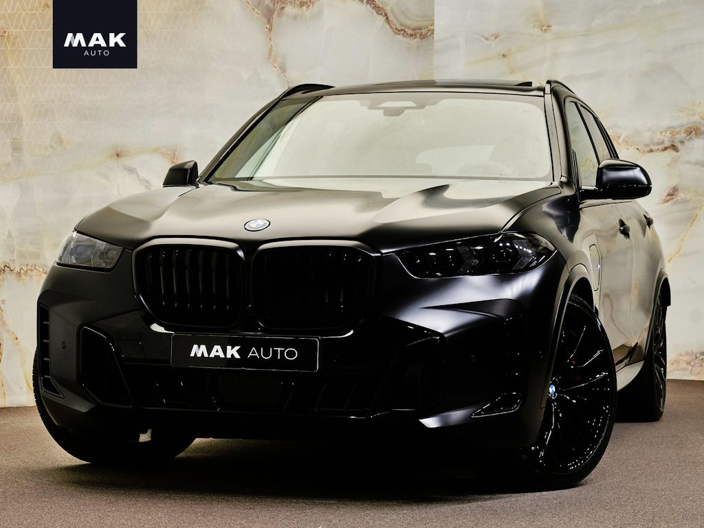 BMW X5 xDrive50e M Sport Pro , Sonderlackierung, SkyLounge pano, 4W-best., B&W, massage, Luchtv., Merino, memory, 22", HUD, tr.haak, privacy, NP147k