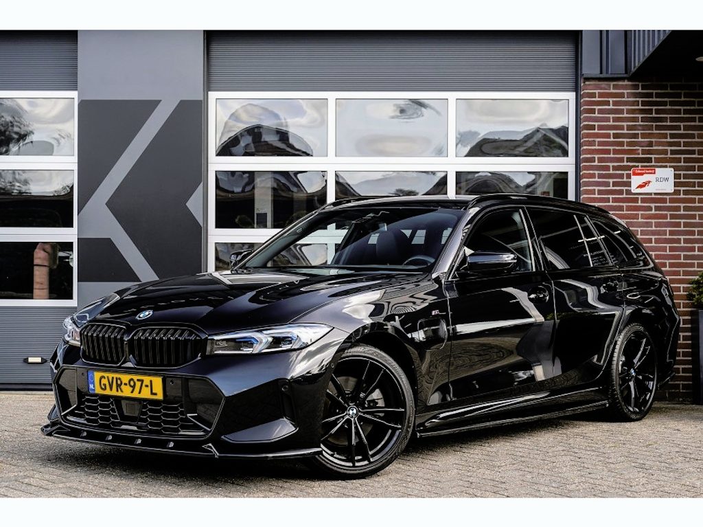 BMW 3-Serie 330 330e Touring M Sport | Maxton | ACC | Trekhaak | Stoelverwarming | Widescreen | 18' Inch |