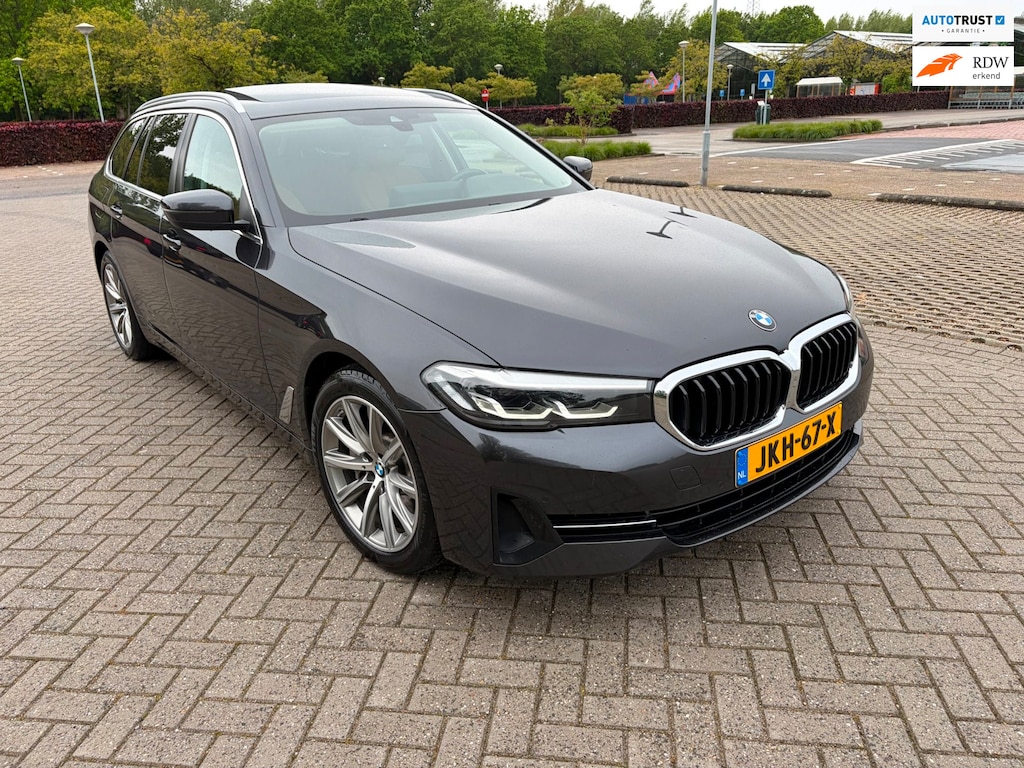 BMW 5-Serie Touring 530e Business Edit Pano/TrekH. Zeer mooi