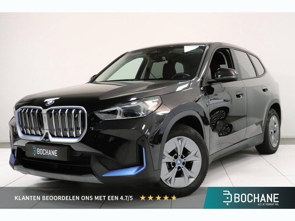 BMW iX1 xDrive30 Launch Edition 67 kWh | PANO | Camera | SoH 94,4 % | Sportstoelen | Matrix LED |