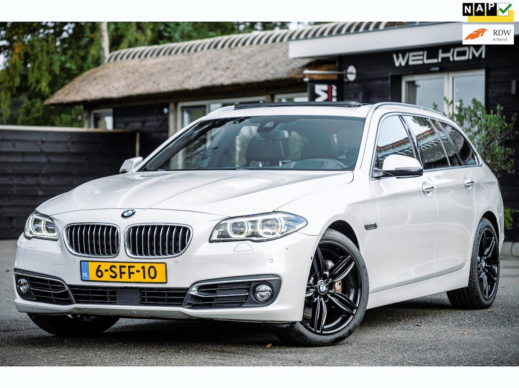BMW 5-Serie Touring 528i High Executive Panoramadak I Soft Close I Adaptive Cruise I Hifi I Head Up I Mineralweiss I NL Auto I NAP