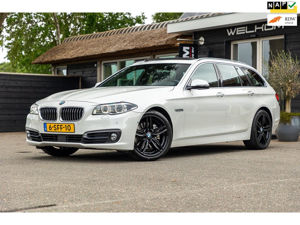 BMW 5-Serie Touring 528i High Executive Panoramadak I Soft Close I Adaptive Cruise I Hifi I Head Up I Mineralweiss I NL Auto I NAP