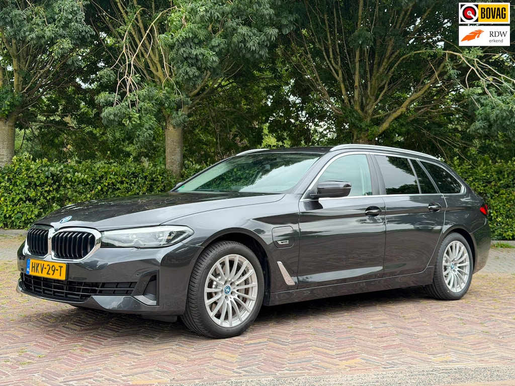 BMW 5-Serie Touring 530e Bus.Ed. Plus, Trekhaak, Camera, Leder, CarPlay, LED, Sfeerverlichting