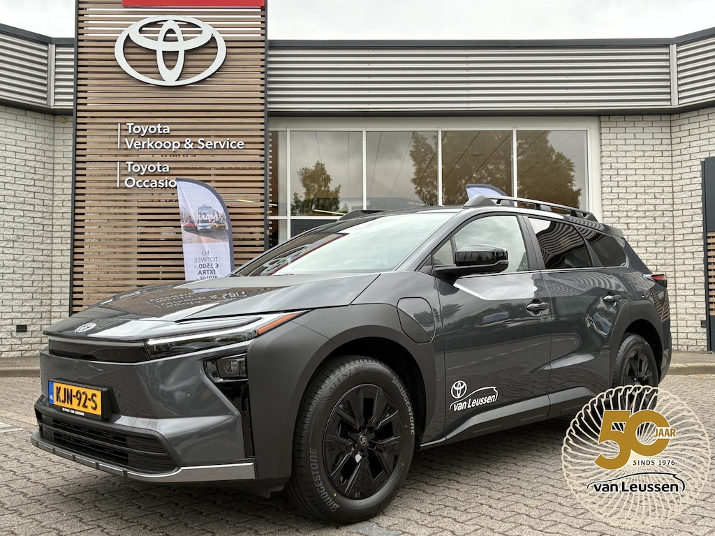 Toyota BZ4X Touring DYNAMIC 75 KWH VOORRAAD VOORDEEL VAN €49.990 VOOR €47.300!!! BLIND-SPOT PARK-SENSOREN STOEL/STUURVERW APPLE/ANDROID 18" LM-VELGEN