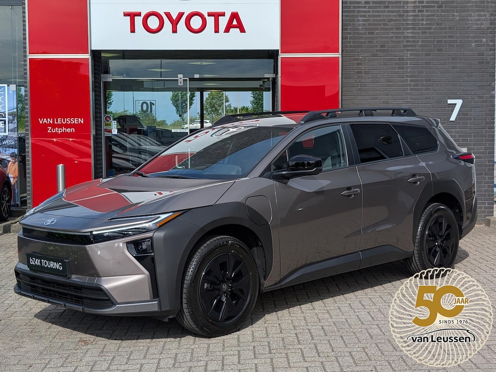 Toyota BZ4X Touring Dynamic 75 kWh NIEUW DIRECT LEVERBAAR! 360 CAMERA STOEL/STUURVERW WARMTEPOMP BLIND SPOT EL-ACHTERKLEP KEYLESS PARK-SENSOREN APPLE/ANDROID