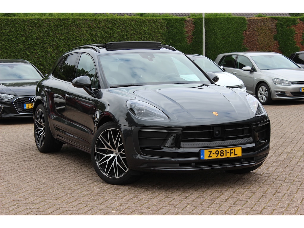 Porsche Macan 2.0 T / Trekhaak / Panoramadak / Camera / Luchtvering / Keyless / 21'' / Adaptieve Stoelen / Sportchrono / CarPlay / Stoel+Stuurverwarming / Dodehoek / DAB / ACC