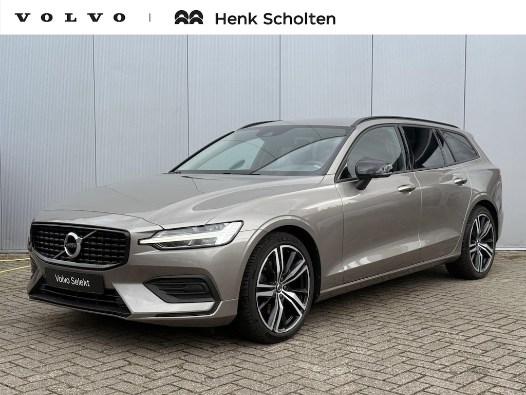 Volvo V60 B3 Automaat Momentum Advantage | Sport Pack | 19" Lichtmetalen velgen | Glossy Black exterieurdetails | Extra getint glas | Verwarmde voorstoelen & stuurwiel | Apple CarPlay/Android Auto | Cruise Control | Sensus full map navigatie | Pebble Grey Metallic lak | Electroinic Climate Control | Park Assist achter
