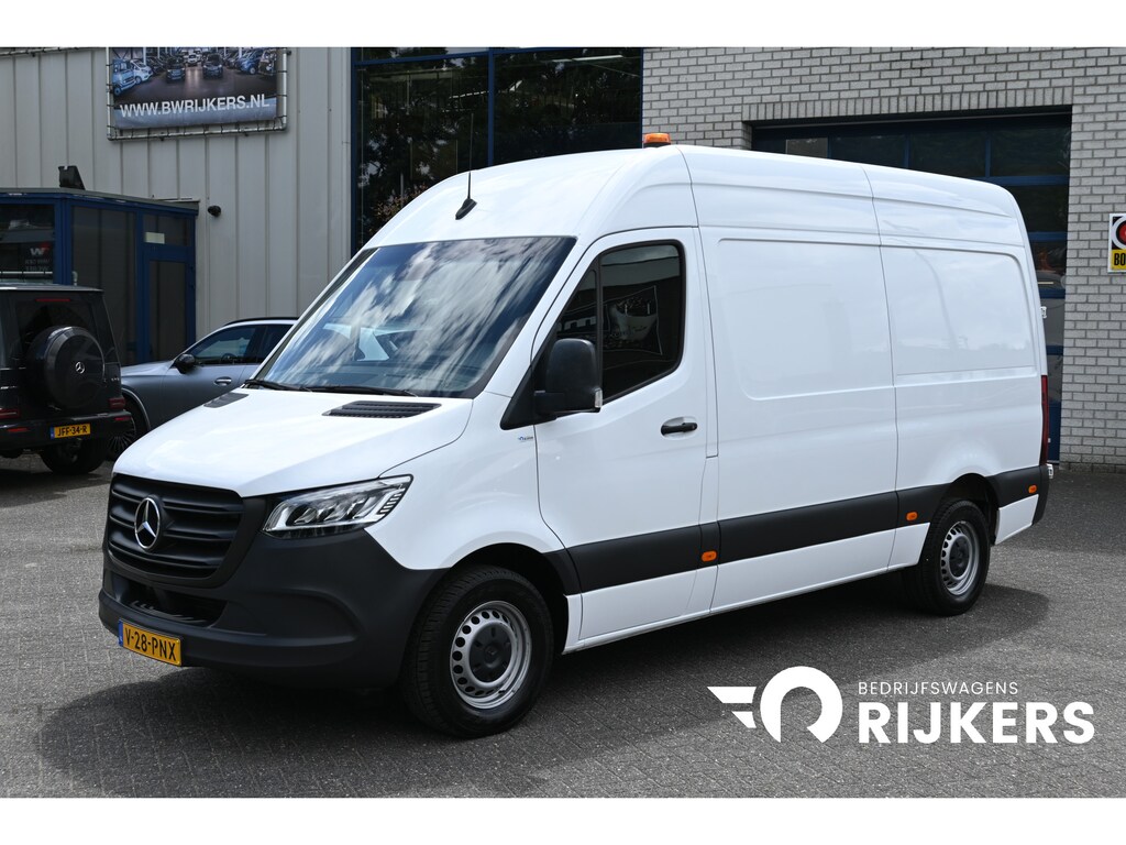 Mercedes-Benz Sprinter 317 CDI L2H2 3500 KG trekhaak, LED, Geveerde stoel