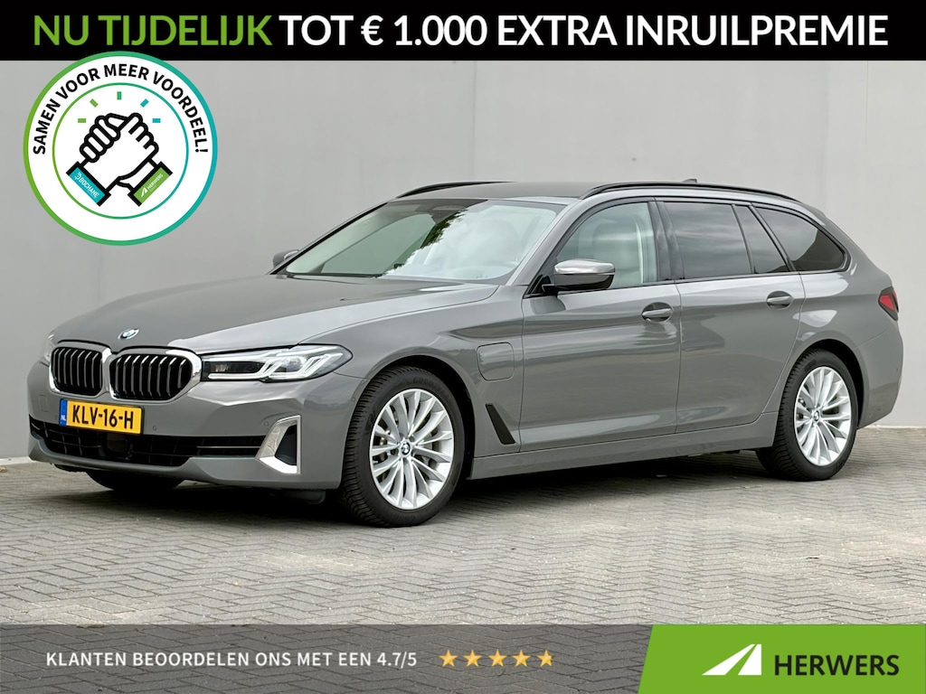 BMW 5-Serie 530e xDrive Luxury Line Touring / 90% SOH / 2.000 kg Trekgewicht / Elektrische Trekhaak Dealer onderhouden / EAER 52 km / Elektrische stoelen & klep / Stuur- en stoelverwarming / Apple Carplay Android / 18" LM wielen & All Season banden / Safety Pack /