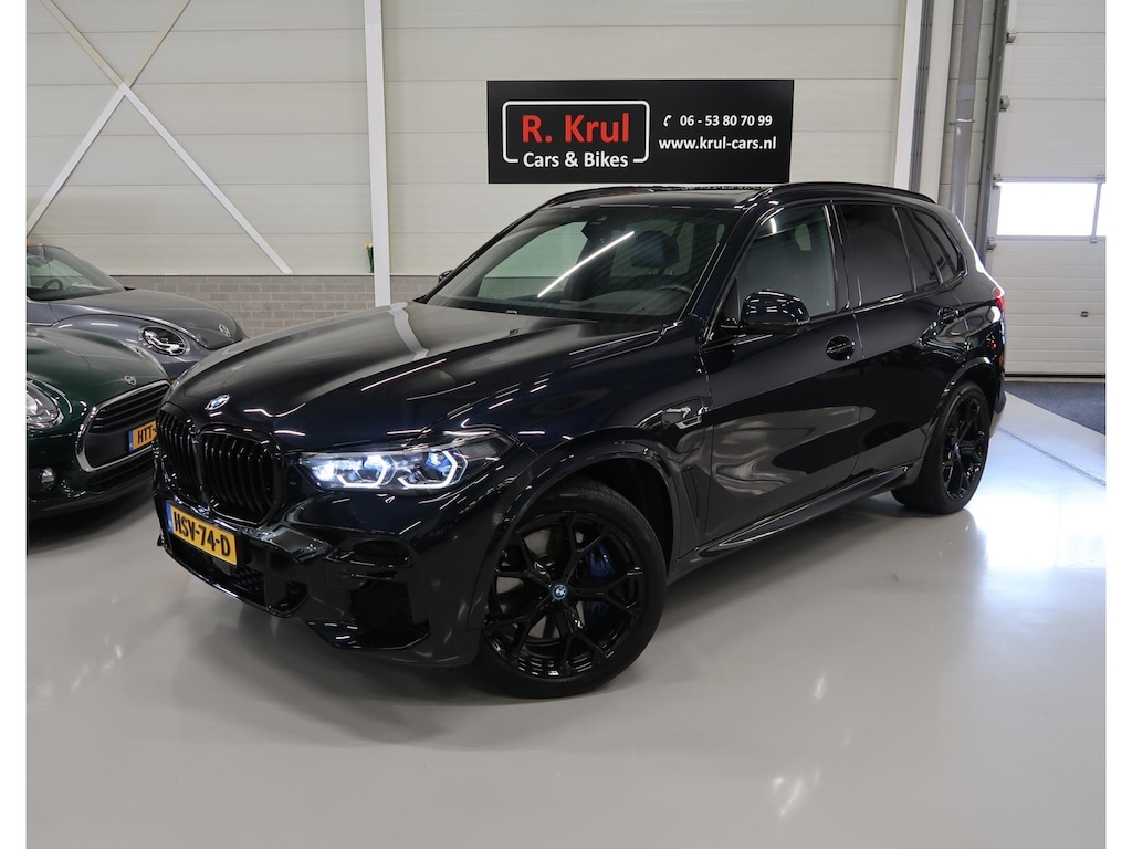 BMW X5 xDrive45e M-Sport High Executive Laser Panoramadak Sportstoelen Carbon 360 Camera Individual Leer Head-Up Memory 21 inch App connect Sfeerverlichting Dealer onderhouden Alarm klasse 3 LoJack 4 zone airco