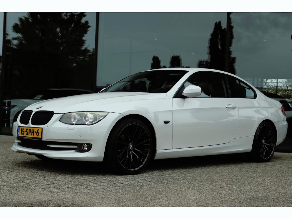 BMW 3-Serie COUPÉ 320I BUSINESS LINE M-SPORT | SCHUIFDAK | XENON | HARMAN/KARDON | KEY-LESS | LEDER | NAVI | TREKHAAK
