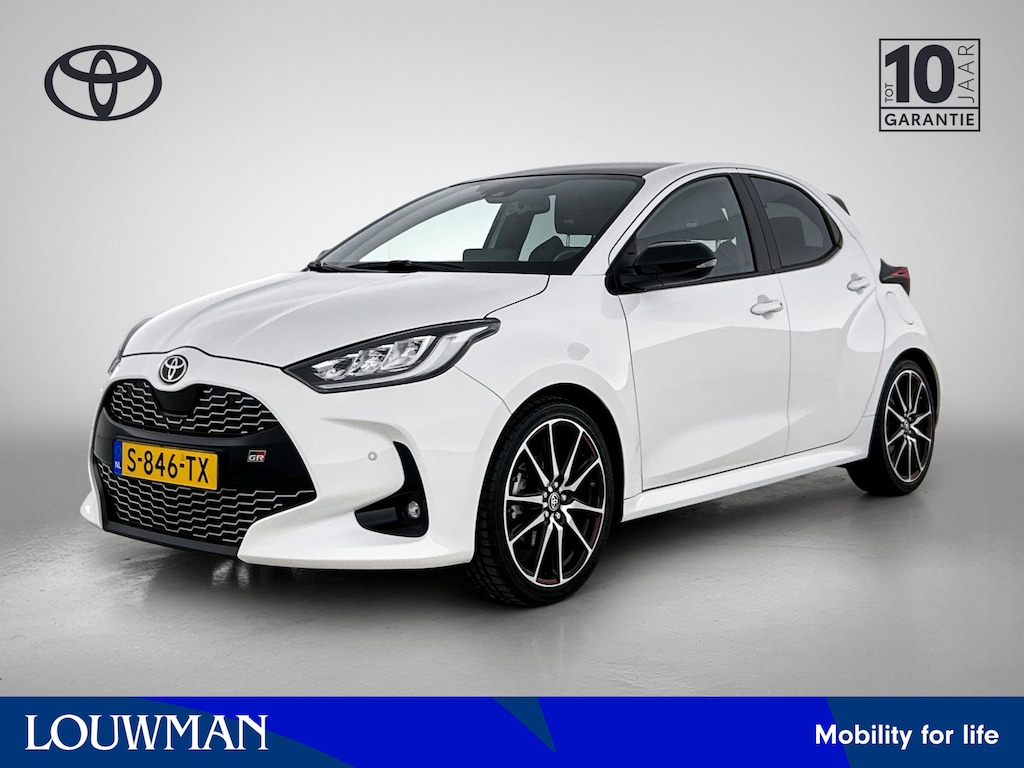 Toyota Yaris 1.5 Hybrid GR Sport Premium Pack | BTW Voertuig | JBL | Head-Up Display | Dodehoek detectie | Panoramadak | Stoel+stuurverwarming | Parkeersensoren voor+ achter | Draadloze telefoonlader | Cruise control adaptive | SL 119