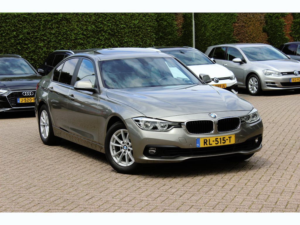 BMW 3-Serie 320i Corporate Lease High Executive / Trekhaak / Schuifdak / Leder / Navigatie / Parkeerhulp V+A / 16'' / Getint glas / Stoelverwarming / Cruise Control