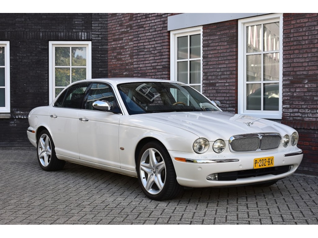 Jaguar XJ 4.2 V8 - Uniek - Nieuwstaat! Wij zijn op afspraak geopend! Graag bellen voor uw komst.