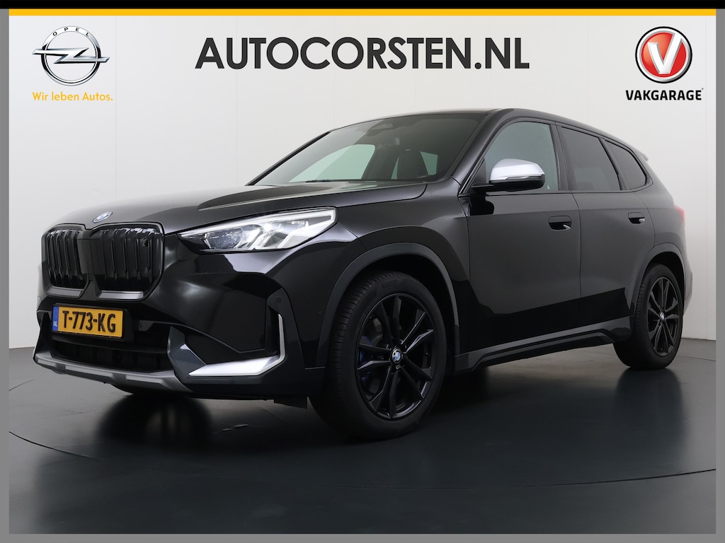 BMW iX1 xDrive30 313PK 4WD M-Pack Launch Edition SOH 100% Leder Harman/Kardon®-Audio Android Auto Apple Carplay Camera Adaptief onderstel Navi-Pro Pdc AWD Live Cockpit Plus Privacy Glas Led Elek.Achterklep Lmv 19" Isofix DAB Origineel Nederlandse Auto