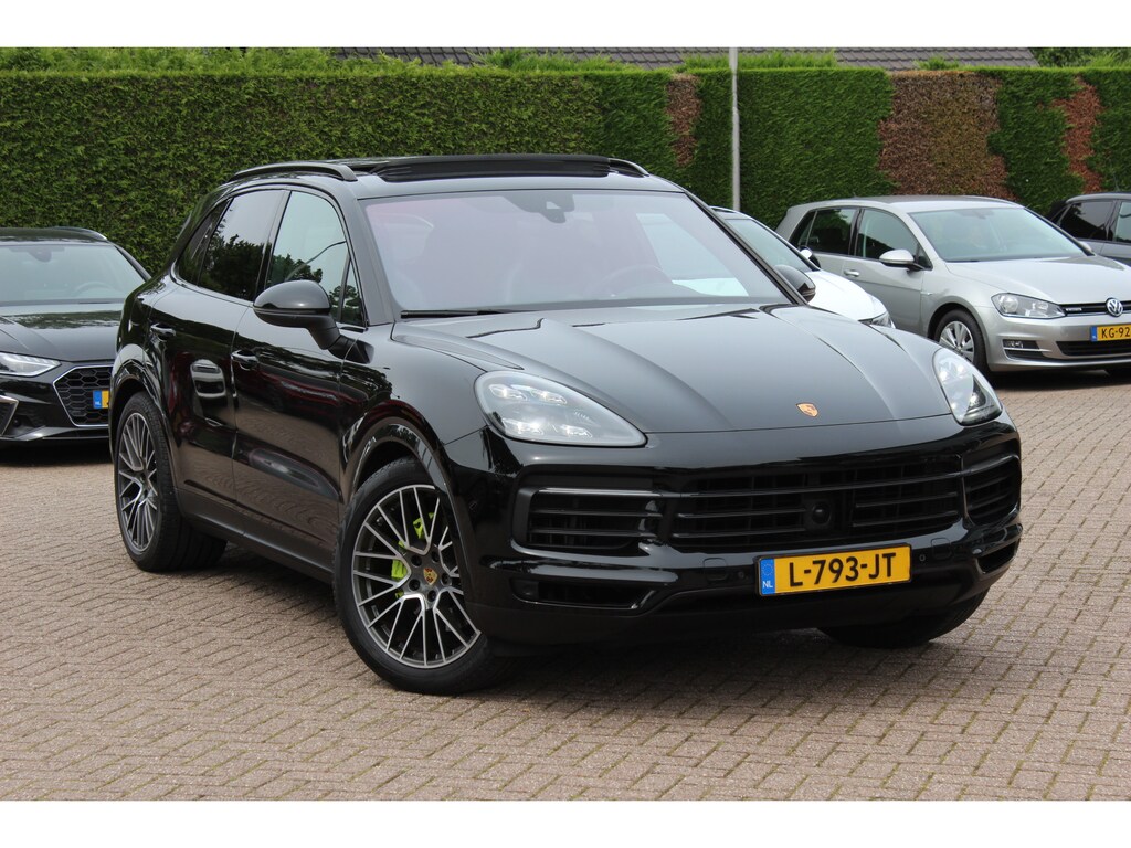 Porsche Cayenne 3.0 E-Hybrid / Panoramadak / Camera / Head-up / Leder / 21'' / Luchtvering / Bose / Sportuitlaat / Sportchrono / Stuur+Stoelverwamring / Dodehoek / DAB / ACC