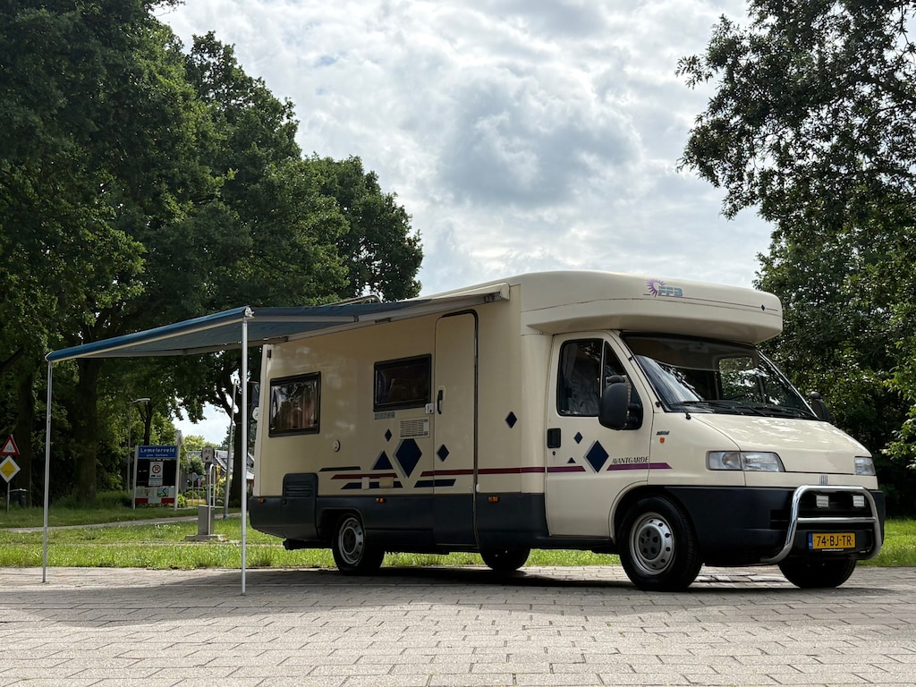 Fiat 230 CAMPER|draaistoelen|4p|trekhaak|fietsendrager met|luifel|twee bedden|zonnepanelen|keukenblok|toilet