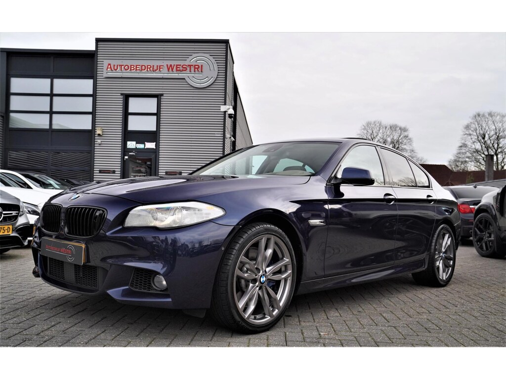 BMW 5-Serie 550i High Executive | M-pakket | Adaptieve cruise | Botswaarschuwing | Trekhaak elektrisch | Schuif/kanteldak | HuD |