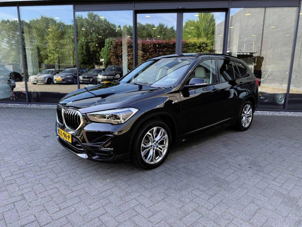 BMW X1 xDrive25e Sportline,Pano,Sportleer,HUD,Memory,Carplay,Camera,Stuur/stoelverw,Lane Ass.,Adapt Cruise,