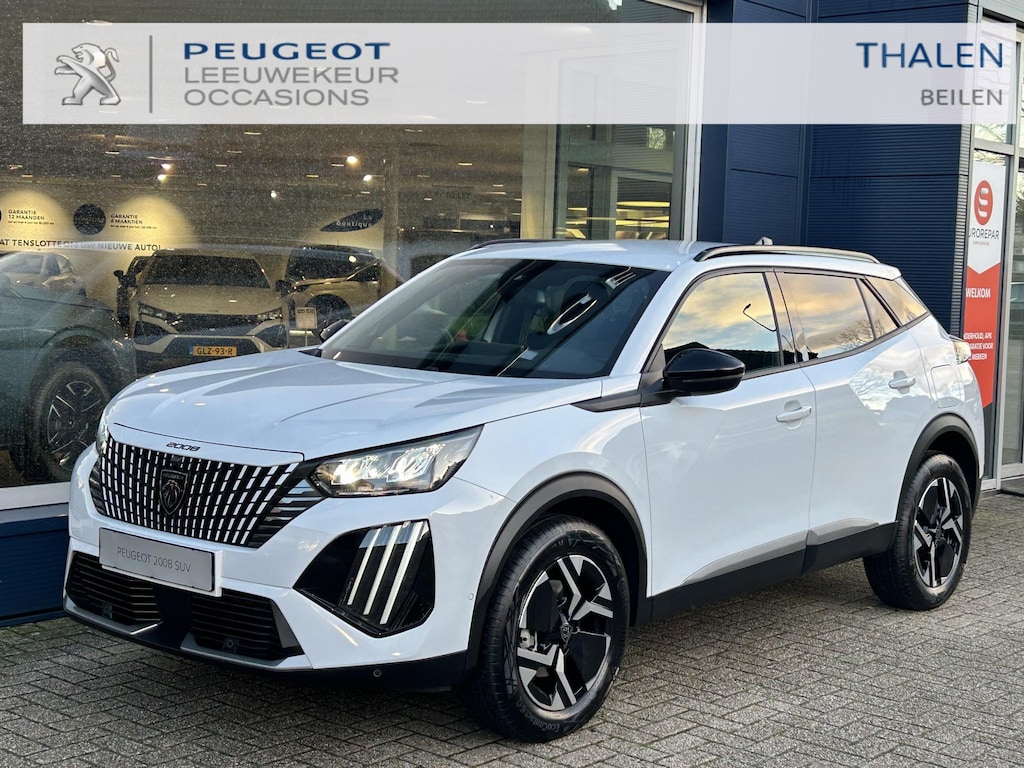 Peugeot 2008 1.2 Hybrid 145 PK Allure | Automaat Hybride | BOUWJAAR 6-2026 DEMO MET €6.000 VOORDEEL | 360 Graden Camera | Dode Hoek Detectie | Parkeersensoren V+A | Hoge Zitpositie | Climate Control | Stoelverwarming | Navigatie via Telefoon | Dakrails | Cruise Control | Apple Carplay & Android Auto draadloos | LED Verlichting | 17" Lichtmetalen Velgen |