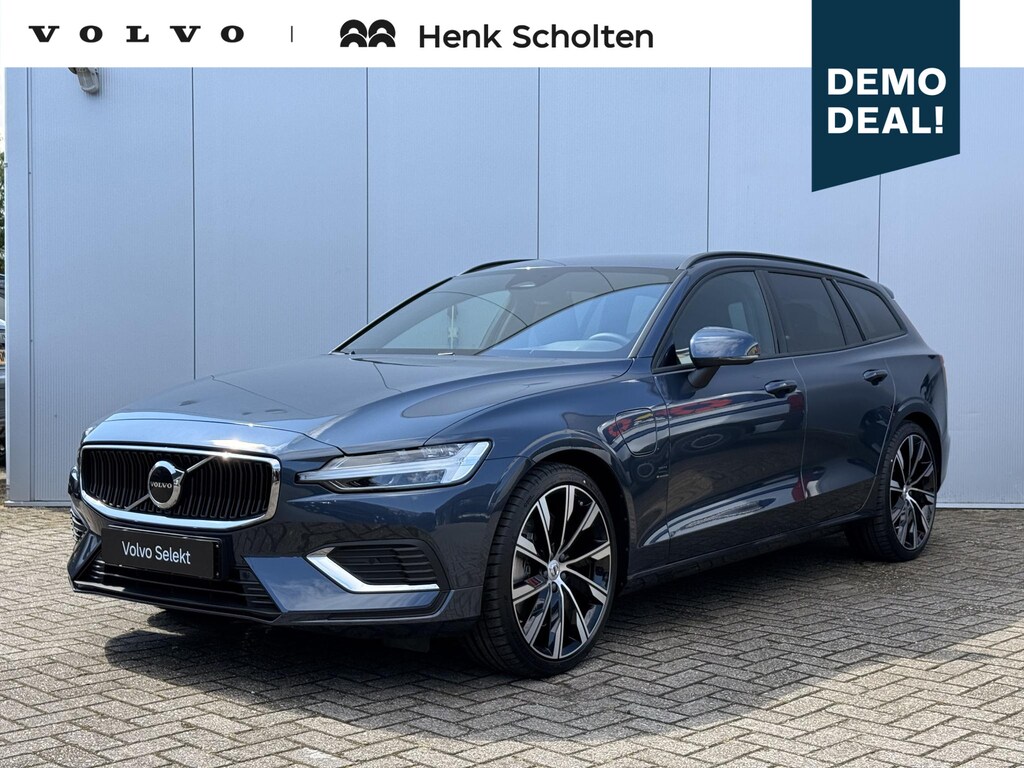 Volvo V60 T6 Plug-in hybrid AWD AUT8 335PK Essential | 20" Lichtmetalen velgen | Lederen bekleding | Climate Pack | Driver Assist Pack | pPark Assist voor & achter met camera | Donkere hemelbekleding | Getint glas | Trekhaak semi elektrisch inklapbaar
