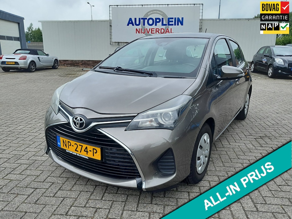 Toyota Yaris 1.0 VVT-i Trend In nederland nieuw geleverde goed onderhouden auto met navigatie,achteruitrijcamera en airco!