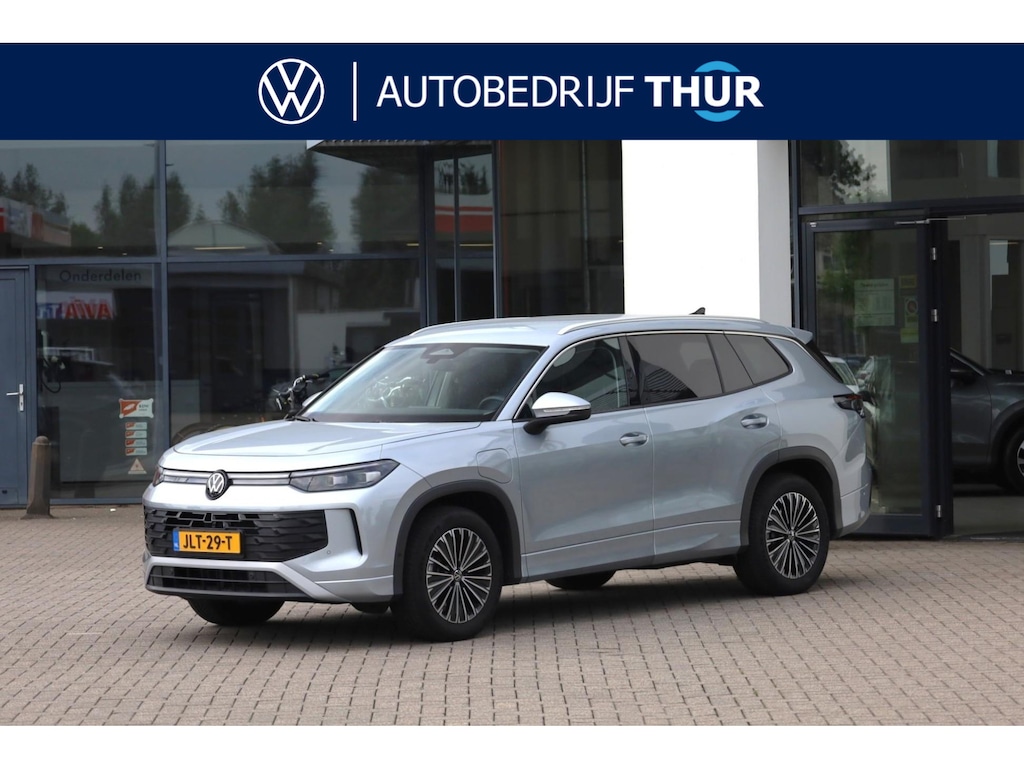 Volkswagen Tayron 1.5 eHybrid Life Edition PL €863 p/m* | SOH 99,54% | 204PK / 150kW DSG, Snelladen 40kW mogelijk, 60 maanden / 100.000km garantie, navigatie, 18" LMV vierseizoenenbanden, wegklapbare trekhaak, verwarmbare voorstoelen, adaptief onderstel (dcc), privacy glas, chrome dakrails, achteruitrijcamera (rear view), dodehoekdetectie (side assist), 3-zone climatronic, adaptieve cruise control (acc), park assist plus, verwarmbaar multifunctioneel lederen stuurwiel, DAB+, Apple Carplay & Android Auto, draadloze telefoonlader etc.