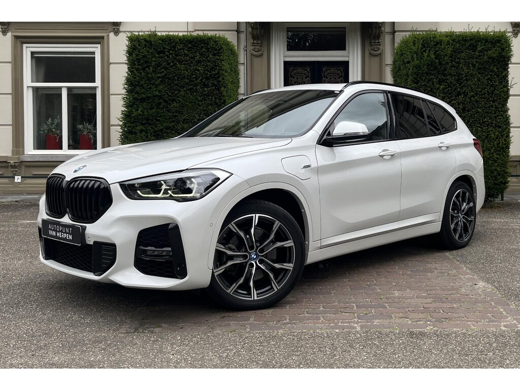 BMW X1 xDrive25e PANO | CRUISE | HIFI | CARPLAY | M-PAKKET | STOELVERW | TREKHAAK