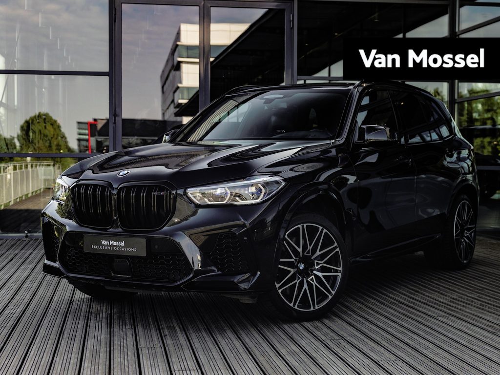 BMW X5 M Competition | M DRIVERS PACK | BOWERS & WILKINS | SOFTCLOSE | SKYLOUNGE PANORAMA/SCHUIF-KANTELDAK | STOELVENTILATIE | TV SCHERMEN ACHTER | NL GELEVERD | DEALER ONDERHOUDEN | CARBONZWART | BMW LASER | DRVING ASSISTANT PROF | ELEKTR.TREKHAAK |