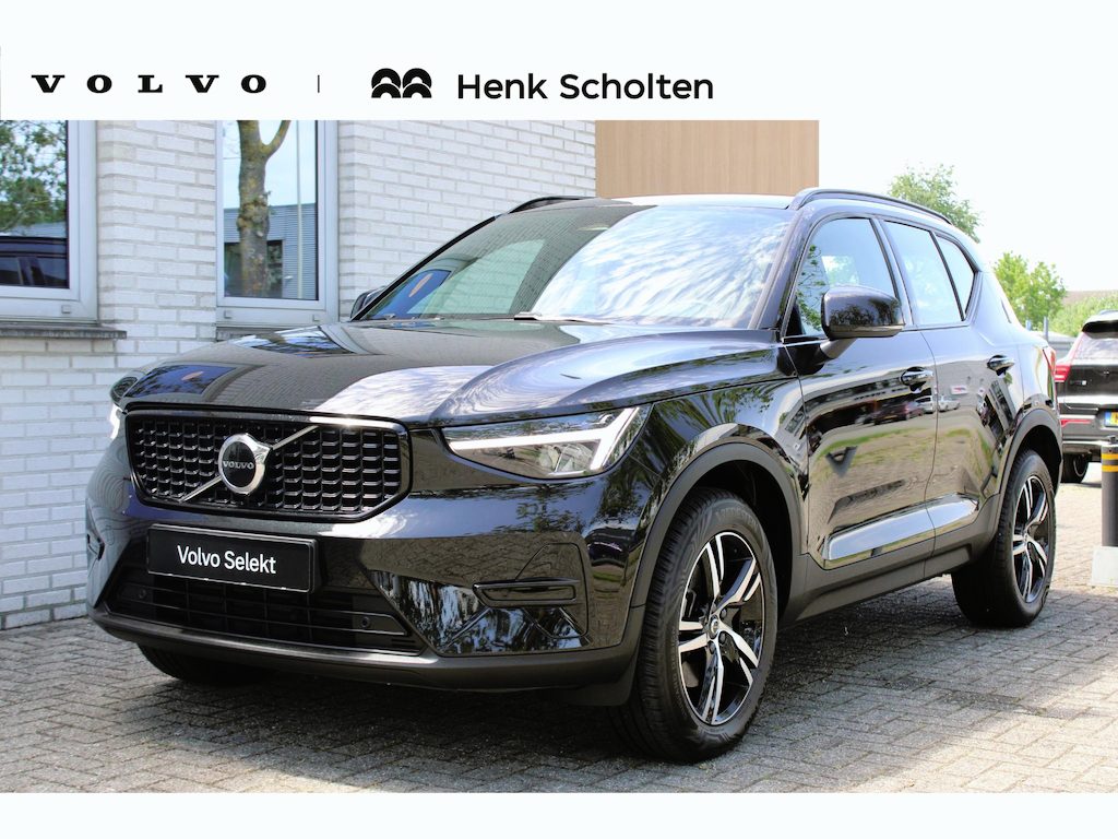 Volvo XC40 B4 Aut. Plus/Dark | Harman Kardon Audio | 18-Inch Lichtmetalen velgen met Allweatherbanden | Elektrische bedienbare voorstoelen | Google Maps navigatie | Trekhaak semi elektrisch inklapbaar | Verwarmbare voorstoelen | Verwarmbaar stuurwiel | Parkeersensoren voor en achter