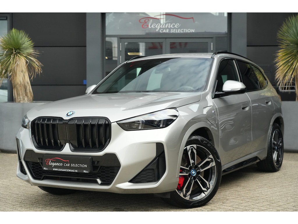 BMW X1 xDrive25e M Sport Pro | 245PK | Pano | 19" | Camera | Shadow | Travel Pack | BMW X1 xDrive25e M Sport Pro 245 PK Plug-in Hybrid met 1.5 driecilinder, panoramadak, achteruitrijcamera, 19-inch lichtmetalen velgen, M Sportpakket Pro, adaptief dempingssysteem, lederen