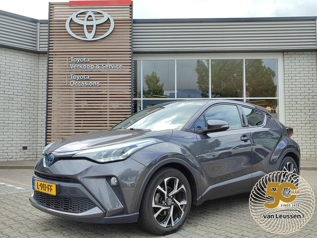 Toyota C-HR / C-HR+ 2.0 HYBRID 184PK DYNAMIC NL-AUTO TREKHAAK NAVI PARK-SENSOREN APPLE/ANDROID CAMERA KEYLESS 18'' LM-VELGEN AD-CRUISE CLIMA