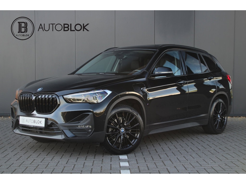 BMW X1 XDrive25e | M | Panoramadak | Head-up display | Camera | Leer | Stuurverwarming |