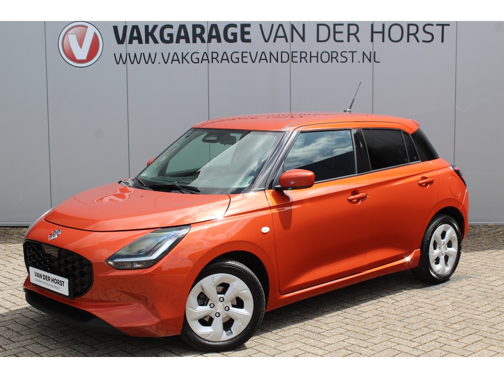 Suzuki Swift 1.2-83 pk MHEV Select Smart-Hybrid 5drs. Zeer betrouwbare en luxe wagen ! Slechts 15.000km ! Cruise Cntrl, LED verl., Airco, Navigatie, Stoelverwarm., Camera, Keyless entry & start, LM wielen, Metallic lak, Side- en lane assist etc.