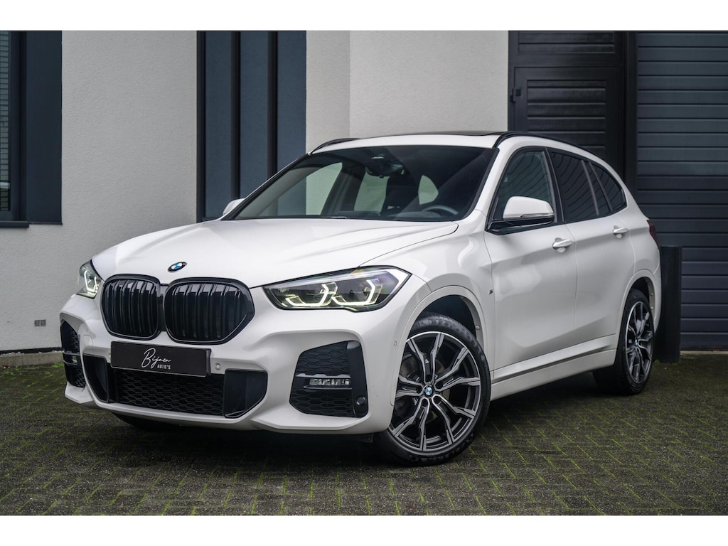 BMW X1 sDrive18i M-Sport PANO / HUD / CAMERA