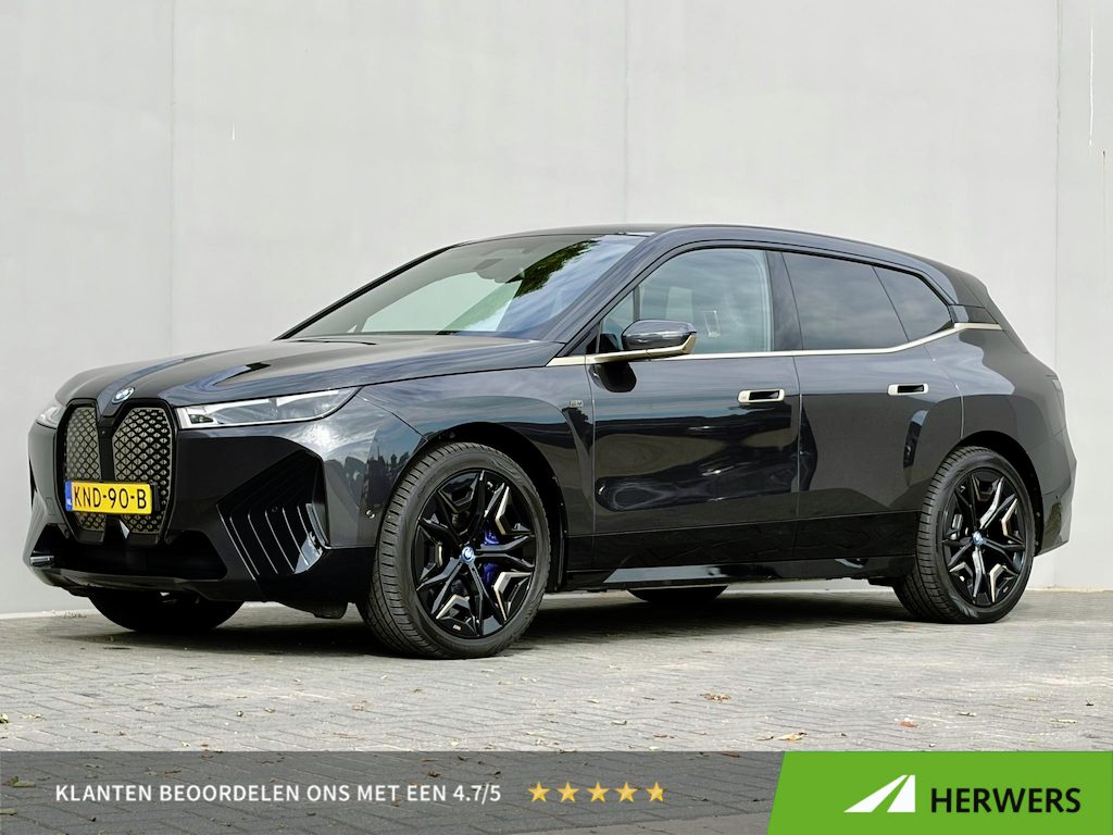 BMW iX M60 Excellence 112 kWh / SOH 94% / 1e eigenaars auto / Schadevrij / BTW Auto /  2500kg Trekgewicht / Wegklapbare Trekhaak / Panoramadak Sky Lounge / 22"/ Soft Close / Bowers & Wilkins / Head Up Display / Elektr. Stoelen / Luxe Lederen Bekleding / Stoel Ventilatie & Stoelverwarming /