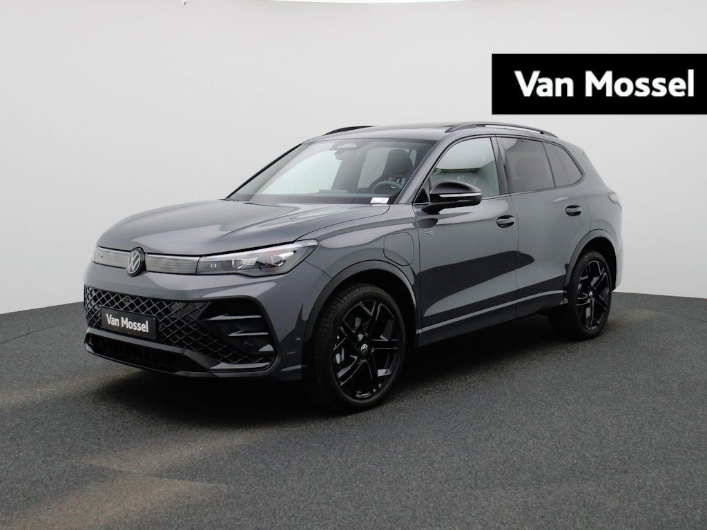 Volkswagen Tiguan 1.5 eHybrid R-Line Edition 204 PK | Demo | Automaat| Black Style | Panoramisch- en Kantel dak | 360' Camera | Travel Assist | Draadloze Apple carplay | Navigatie | Keyless | Ruiten getint | Achterklep elektrisch | Ergo stoelen | Dodehoeksensoren | Stoelverwarming |