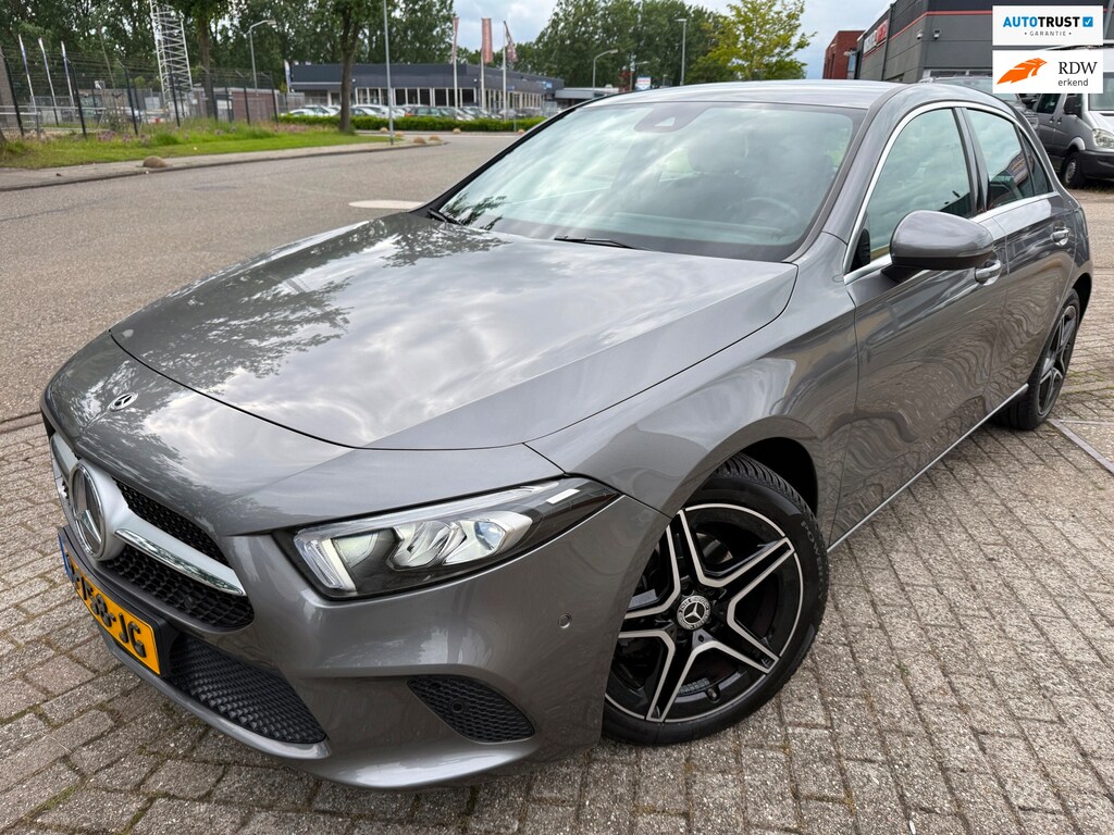 Mercedes-Benz A-klasse 180 Premium Plus 18 INCH-AMG NAVI CARPLAY LEDER