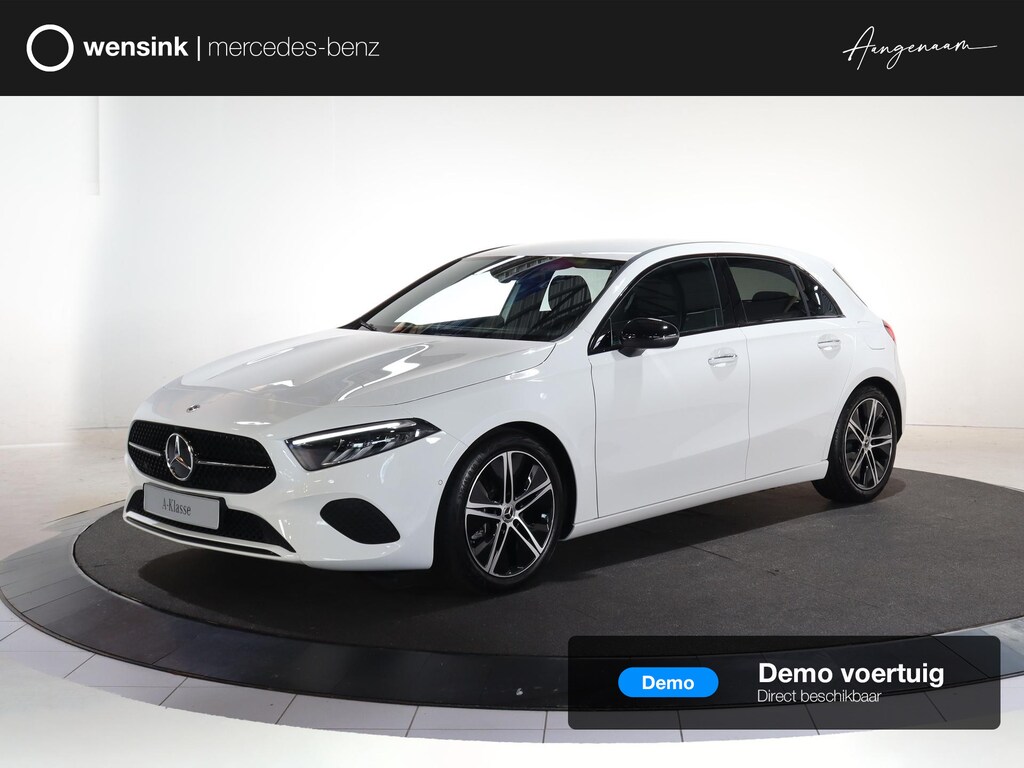 Mercedes-Benz A-klasse 180 Star Edition Luxury Line | Trekhaak | Dodehoekassistent | 18" lichtmetalen velgen