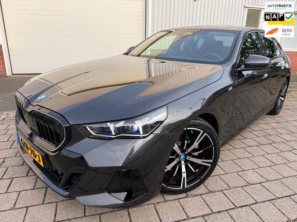 BMW 5-Serie 530e PHEV 09-2024 M-SPORT LEDER SFEER CAMERA NAP 1-EIG LUXE