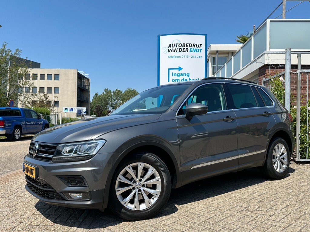 Volkswagen Tiguan 1.5 TSI ACT Comfortline Business  Trekhaak (1800kg)  LED  Keyless  CarPlay  Nieuwe 4s banden