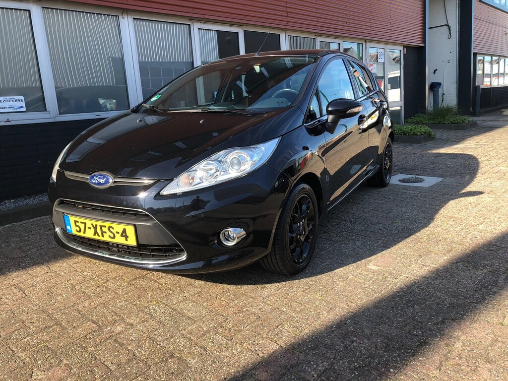 Ford Fiesta 1.25 Titanium X - Pack | 5 Deurs | Bluetooth | Climate Controle | Cruise Controle | Radio/CD met Aux en USB aansluiting | Voorruitverwarming | Parkeer sensoren achter | Trekhaak | NAP | Zeer mooi | Garantie |