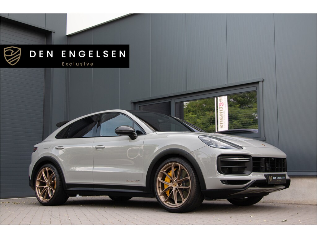 Porsche Cayenne Coupé 4.0 Turbo GT | Ceramic Brakes | PDCC | Burmester | Nachtzicht | ACC | 360 Cam Head Up | PDLS+ | Lane & Side Assist | Carbon | Garagedeuropener | Luchtvering | Alcantara Hemel | Achterasbesturing | 22"| Keyless Entry | Isolatieglas | Memory | Sport Chrono Plus | Krijtgrijs | 640PK | Stoelverwarming 4X | NP €301.120,- | Apple & Android Carplay.