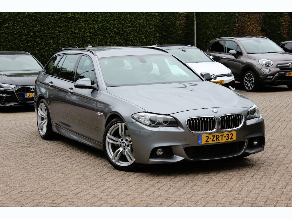 BMW 5-Serie Touring 520i Executive M Sport / NL Auto! / 2de Eign. / Trekhaak / Camera / Leder / Navigatie / 18'' / Sportstoelen / Cruise Control / Xenon