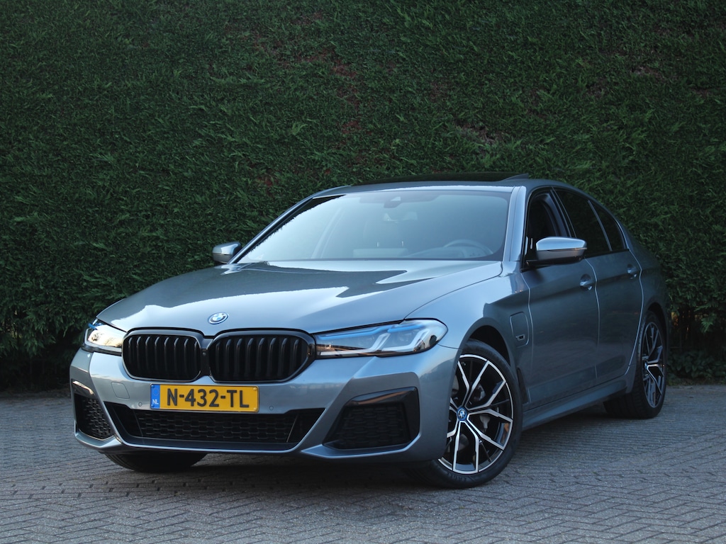 BMW 5-Serie 530e Business Edition Plus | Schuifdak | Camera | Stuurverwarming | Trekhaak