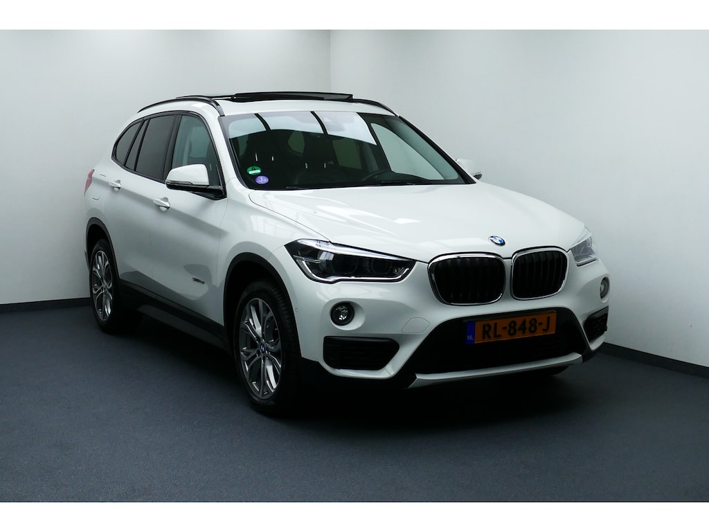 BMW X1 sDrive18i High Executive. Panodak, Leer, Stoelverw, Navi, Camera, 18"LMV, Haak 1700kg